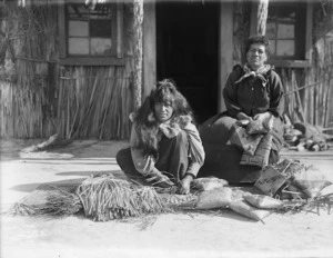 Maori women weaving kete