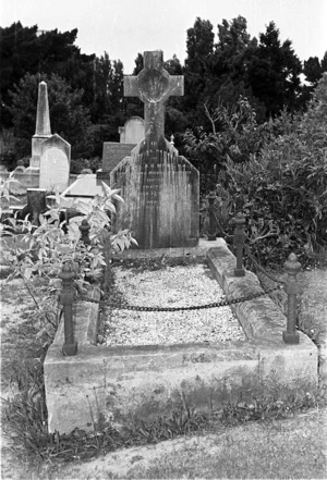 The grave of Esther Elizabeth Leslie and Alec Milne, plot 19.K, Sydney Street Cemetery.