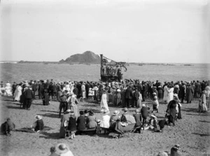 Crowd at a swimming carnival, Island Bay beach, Wellington