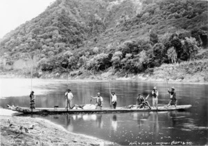 Muir and Moodie : Waka and crew, Wanganui River, Ranana
