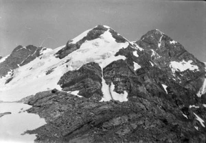 Godley, 1917/1918. McKinnon (nearer) and Cumine from Sealy Pass
