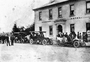 Cars bound for the Hermitage outside the Gladstone Grand Hotel, Fairlie