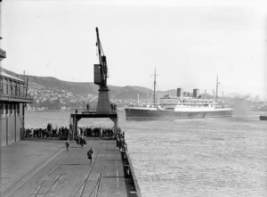 Ship Rangitiki arriving at the Wellington wharves