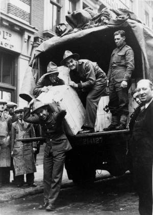 Soldiers of 1 NZ Amm. Coy. loading Christmas parcels at Liverpool