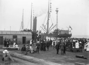 Crowds on a wharf farewelling the Waiwera