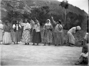 Maori women greeting visitors, Wanganui district