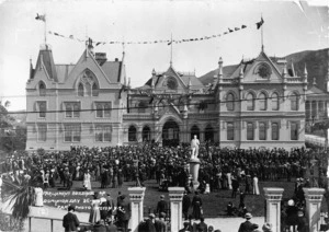 Zachariah, Joseph 1867-1965: Crowd outside Parliament Buildings, Wellington, celebrating Dominion Day