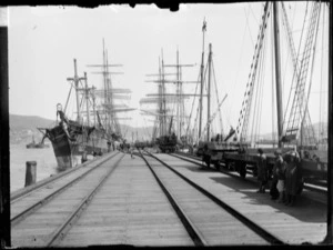 Unidentified ships and workers, Railway Wharf, Lambton, Wellington