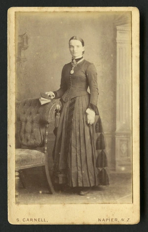 Carnell, Samuel 1832-1920 : Portrait of unidentified woman