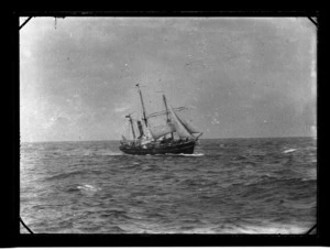 The Antarctic ship "Aurora" off the Nuggets after damage at sea in April 1916.