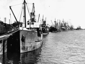 Inkster, L A, fl 1920s-1940s :Ships at Greymouth wharf