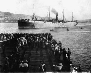 Crowd on a Wellington wharf farewelling members of the 8th Contingent on the SS Surrey, leaving for the South African War