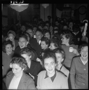 Crowd at VJ day celebrations in Wellington