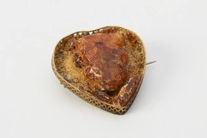 Mansfield, Katherine 1888-1923 (Collector) :[Ornamental kauri gum brooch. Early twentieth century?]