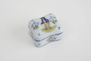 Mansfield, Katherine 1888-1923 (Collector) :[Ceramic pill-box of Dutch origin, with small ornaments, early twentieth century?]