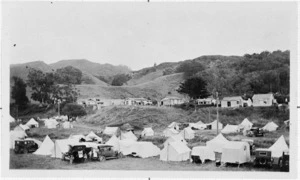 Tents and houses along Waihi Beach