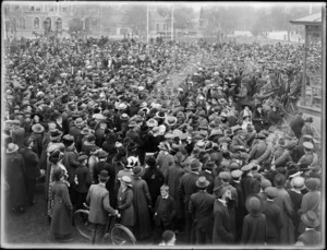 Crowd gathered in Victoria Square, Christchurch, to farewell World War I troops