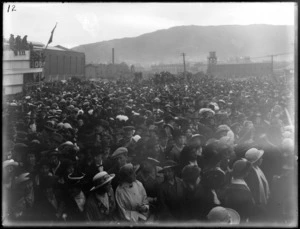 Crowd in Wellington welcoming home invalided World War I soldiers