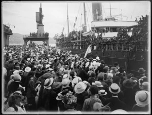 Crowd of people on wharf [Wellington?] farewelling World War I soldiers on a troop ship