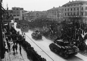 Kaye, George, 1914- :New Zealand tanks passing through Monfalcone, Italy, after its liberation by troops of the New Zealand Division