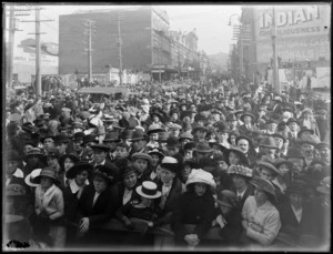 Crowd at Lower Cuba Street, Wellington, to welcome home invalided World War I soldiers