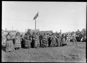 Crowds of people watch Maori women performing haka poi, New Zealand International Exhibition, Christchurch