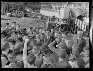 1956 Springbok rugby union football tour, Springbok player P E Montini talking to Wellington school children