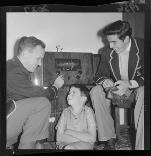 1956 Springbok rugby union football tour, young boy Dennis Phelps with Springbok players J U Buchler and W Rosenberg