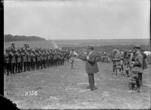 Sir Joseph Ward addressing New Zealand artillery troops in the field during World War I, Louvencourt