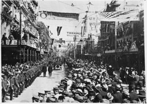 Crowd scene on Queen Street, Auckland, during the tour of the Prince of Wales in 1920