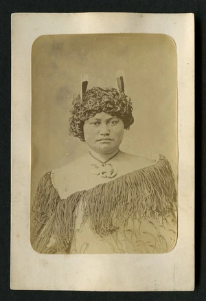 Carnell, Samuel 1832-1920 : Portrait of unidentified Maori woman