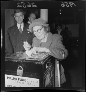 Miss Mabel F Macandrew casting her vote in the Wellington mayoral election
