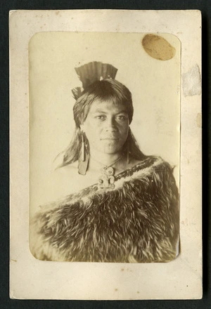 Carnell, Samuel 1832-1920 : Portrait of unidentified Maori woman