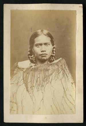 Carnell, Samuel 1832-1920 : Portrait of unidentified young Maori woman
