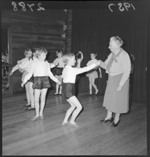 Miss Estelle Beere giving dance lessons to children at her Hill Street studio, Thorndon, Wellington