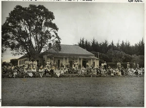Crowd at Waitangi Treaty House during Queen Elizabeth's 1954 visit