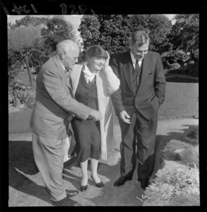 Dame Sybil Thorndike and Sir Lewis Casson with Lower Hutt Mayor Percy Dowse