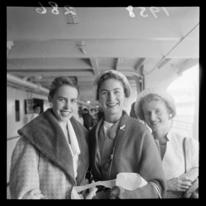 Ship, SS Southern Cross, three unidentified women passengers, Wellington