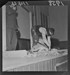 A blindfolded Godfrey Bowen giving a shearing demonstration at Saint Andrews Presbyterian Club