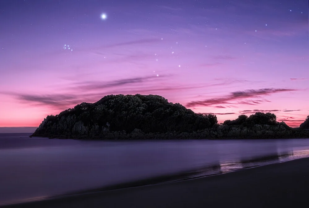 Te kāhui whetū o Matariki - Te kāhui whetū o Matariki (The Matariki star cluster). Photo taken from Mount Maunganui main beach. Moturiki (Leisure island) is in the foreground. L to R: Matariki (the Pleiades), Kōpū (Venus), Taumatakuku (Aldebaran),  and Pūtara (Betelgeuse).