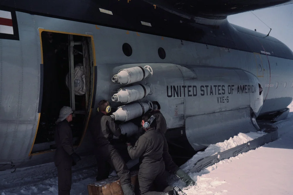 Fixing JATO bottles to Hercules to assist field