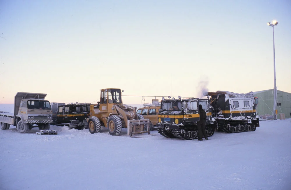 Vehicles - hitching rail - Isuzu truck - loader - Hagglunds
