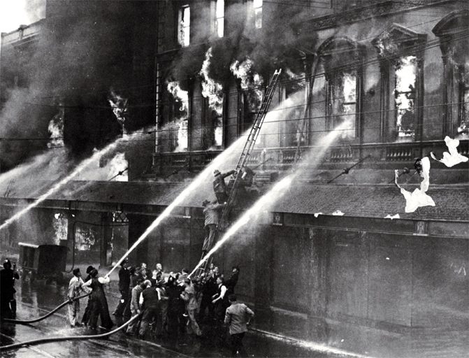 Rescuing Mr K. Ballantyne from the burning building on Colombo Street, Christchurch