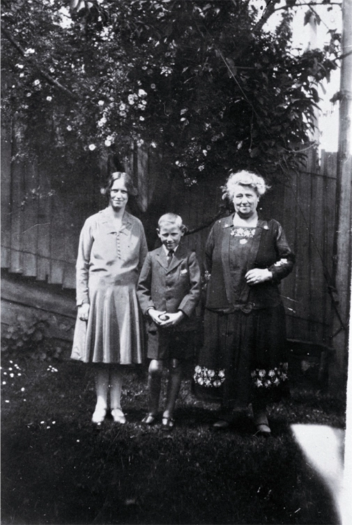 Isabella Hucks, daughter Isabelle and grandson Neville Davison