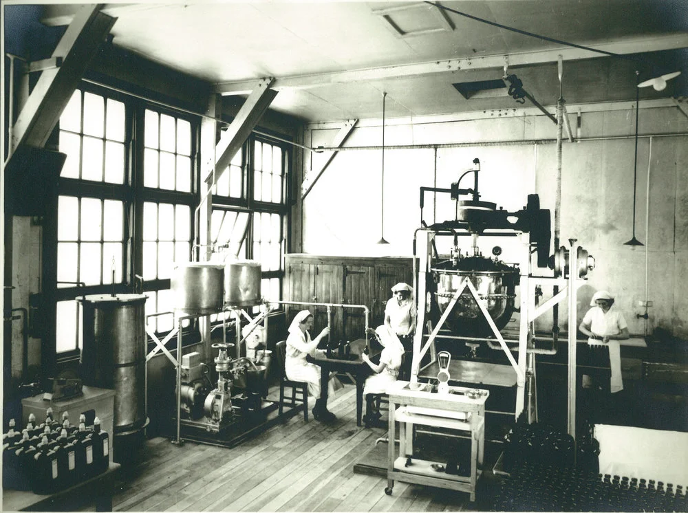 Glaxo Laboratories (NZ). Pharmaceuticals packing room, Bunnythorpe, 1941