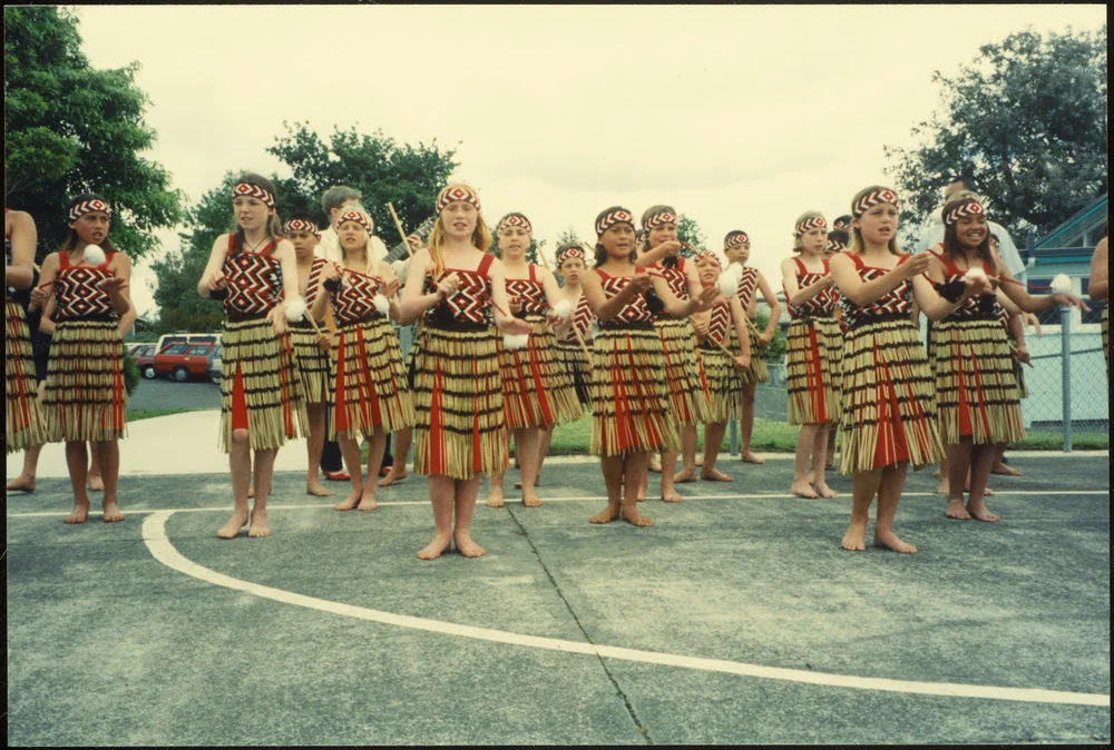 Māori haka and poi dance