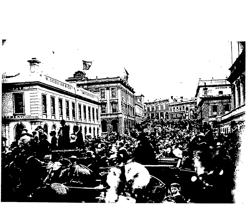 Hicks, photo. THE RETURNED TROOPERS IN DUNEDIN.  THE CROWD IN JETTY STREET. (Otago Witness, 30 January 1901)