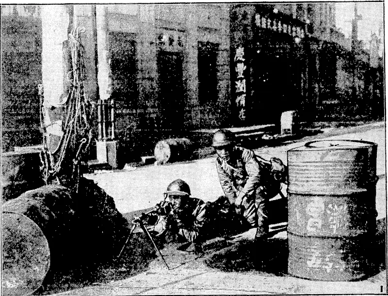 AN INCIDENT OF THE JAPANESE OCCUPATION OF MUKDEN.—A Japanese machine-gun post-in one $ ihe principal streets of Mukden, the capital of Manchuria. (Evening Post, 19 November 1931)