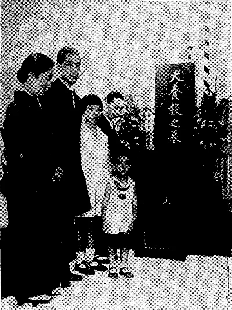 Sport and General" Photo. AT THE BURYING OF THE ASHES CEREMONY.—The wife, son, and grandchildren of. the late Japanese Prime Minister, Mr. Inukai, atAoyama Cemetery, Tofcio, on, 12th September, one hundred days after, his-death. (Evening Post, 19 October 1932)