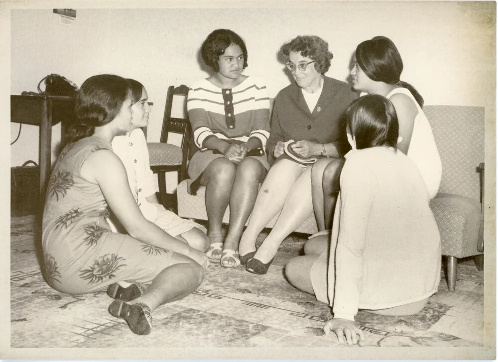 Sister Gwen Meyer Chats With Five Māori Young Women At The Pentland Avenue Hostel Auckland